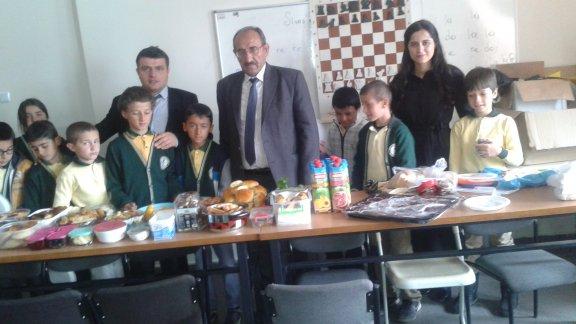 İlçe Milli Eğitim Müdürümüz Selahattin TORAMAN Sefer Zengin İlkokulu öğrencileriyle kahvaltı etkinliğine katıldı.