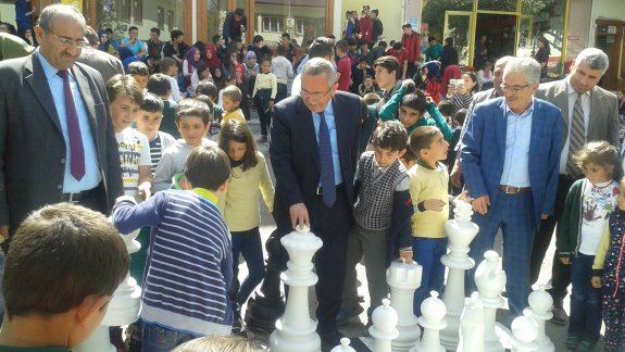 Gençlik Haftasında Öğrencilerimiz İlçe Meydanında Satranç Turnuvası Yaptı.
